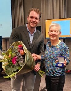 Erelid neemt bloemen in ontvangst