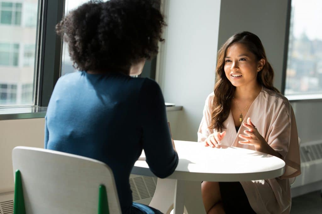 Twee vrouwen in gesprek