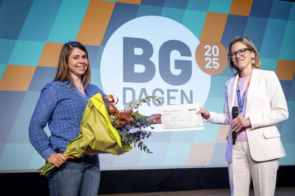 Fabienne van Vliet ontvangt certificaat voor de beste poster