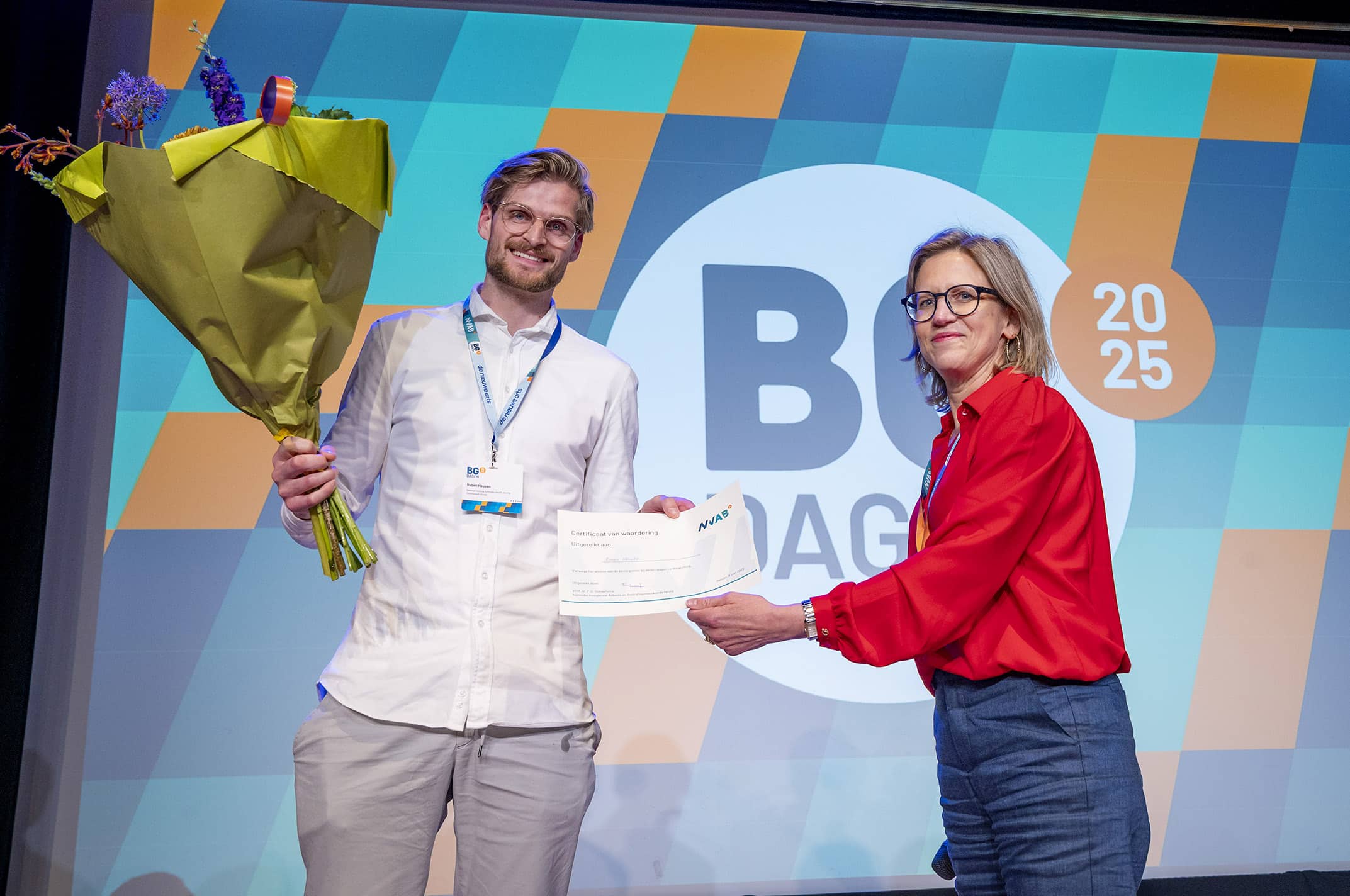 Ruben Heuven ontvangt certificaat voor de beste poster