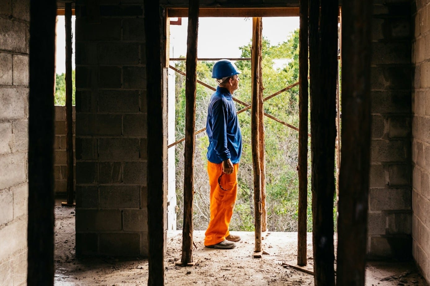 Bouwvakker op een werkplaats