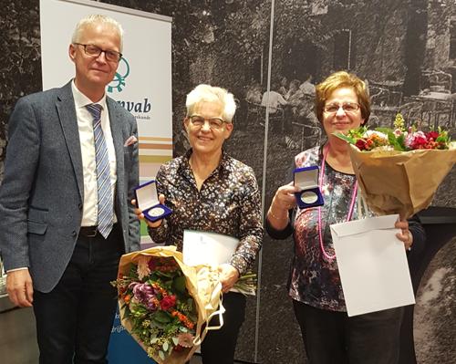 NVAB-voorzitter Gertjan Beens staat naast Karien van Roessel en Inge Speller