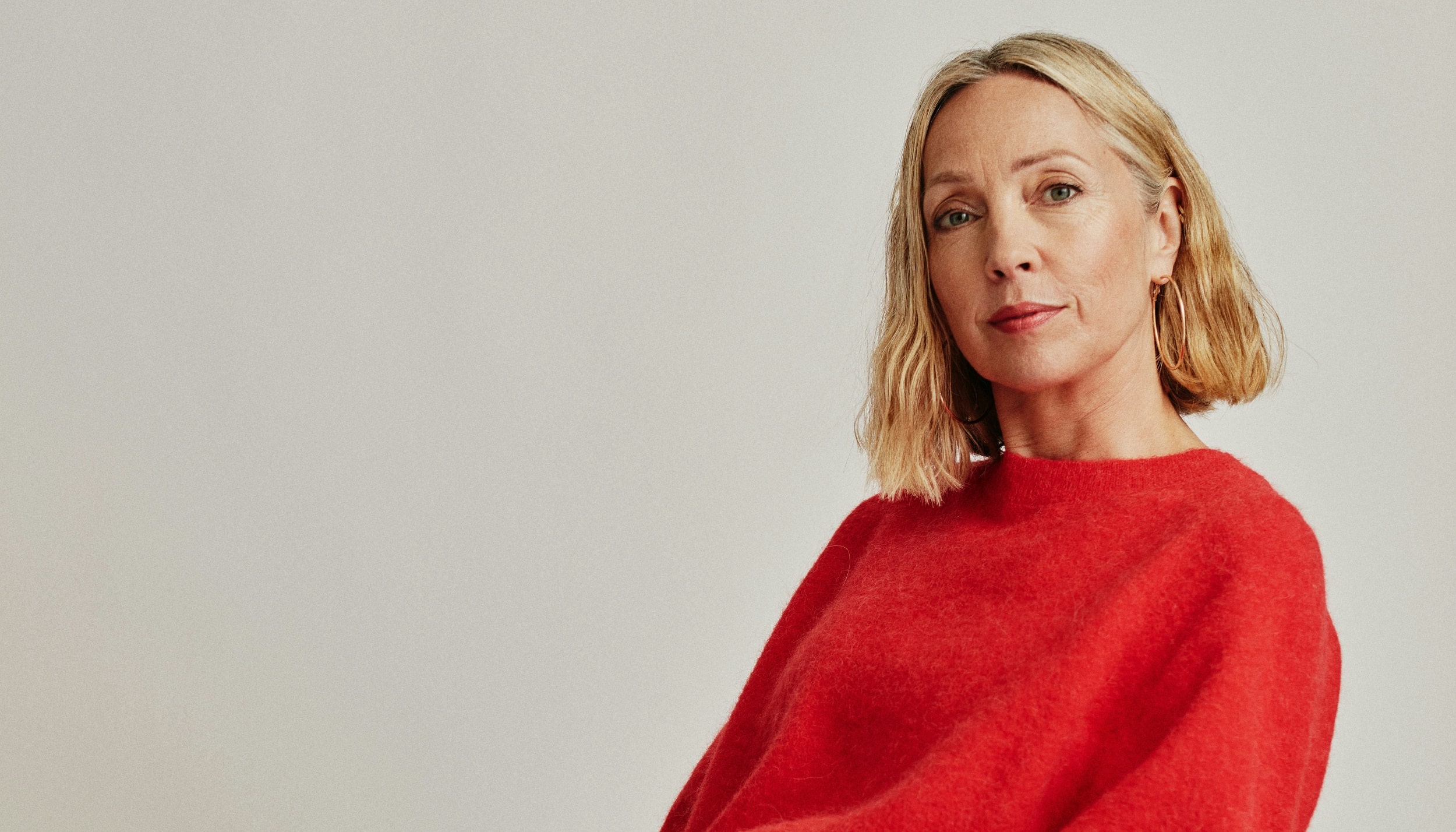 Vrouw met rode trui - ter illustratie bij richtlijn Overgang en werk